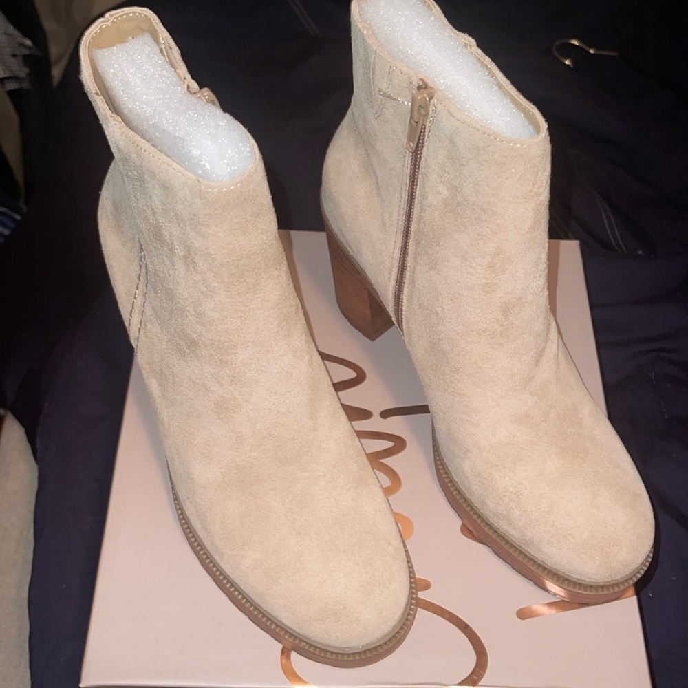 NWT Crown Vintage Taupe Ankle Bootie
